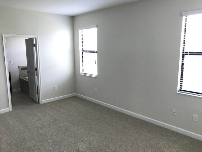 Building Photo - 3/2 Plus Den Located in Summerlake $2895