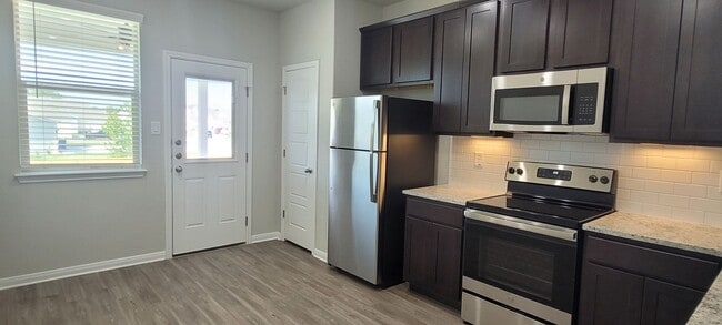 Building Photo - Luxury Townhouse in Cibolo