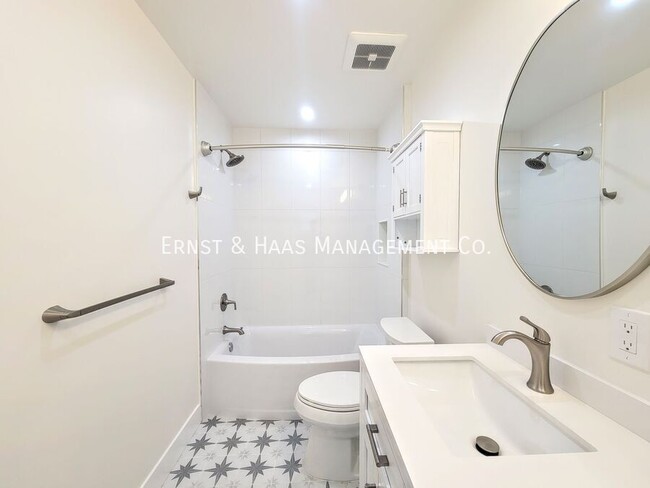 Building Photo - Beautifully Remodeled 2 Bedroom Home with ...