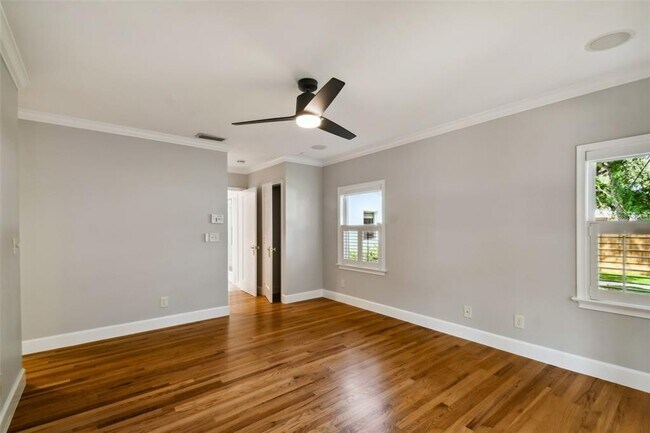 Building Photo - 2918 W Coachman Ave