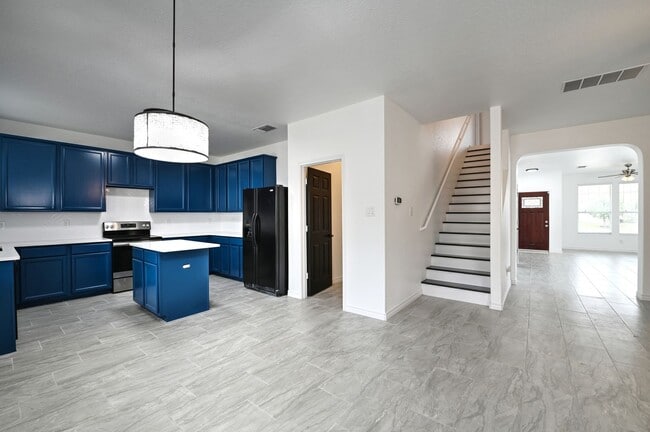 Building Photo - 5 bed | 3 bath | Corner lot | Fully remode...