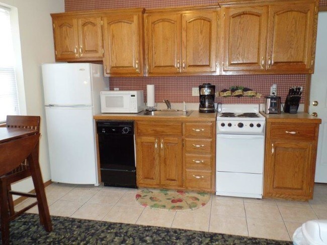 Building Photo - Crestwood Apartments / Extended Stay