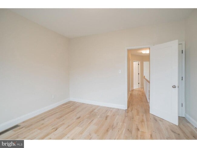 Building Photo - 253 Iona Ave