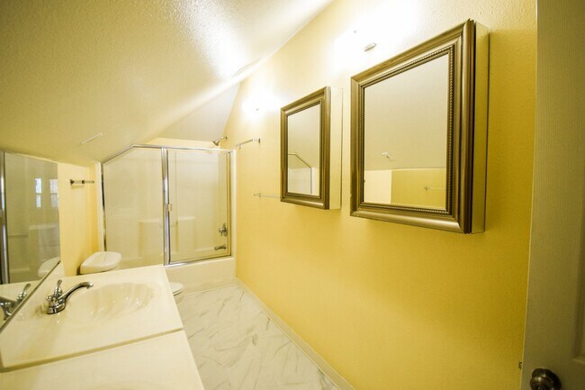 Building Photo - Spacious 4BD/2BA Two-Story Home w/ Fenced Yard & Huge Basement! Pets OK!