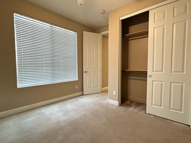 Building Photo - 300 W Wisteria Pl