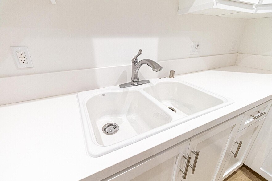 Building Photo - 3672 W Imperial Hwy