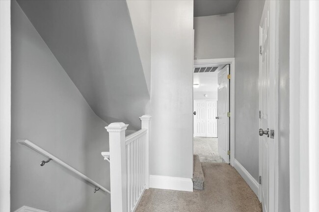 Building Photo - Beautiful 3BR 2.5 BA Townhouse in Downtown...
