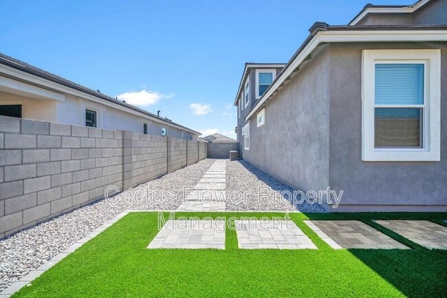 Building Photo - 6946 W Buckhorn Trail