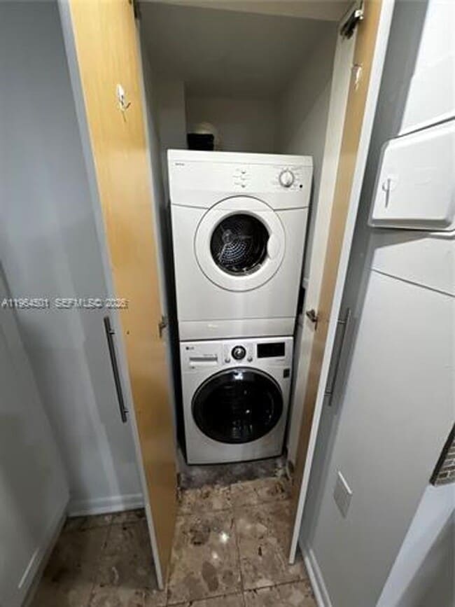 Building Photo - 1717 N Bayshore Dr