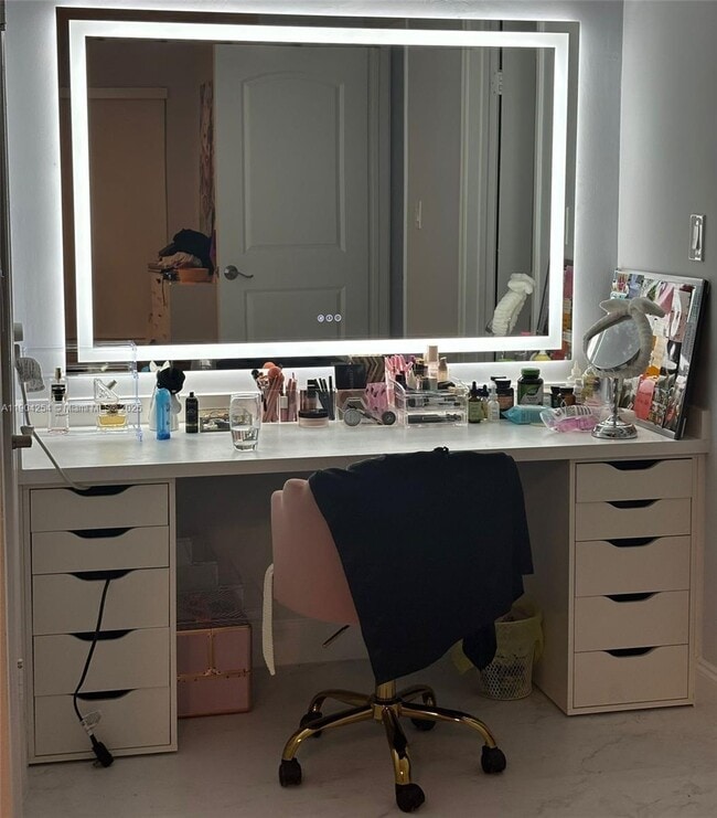 Building Photo - 833 Riverside Dr