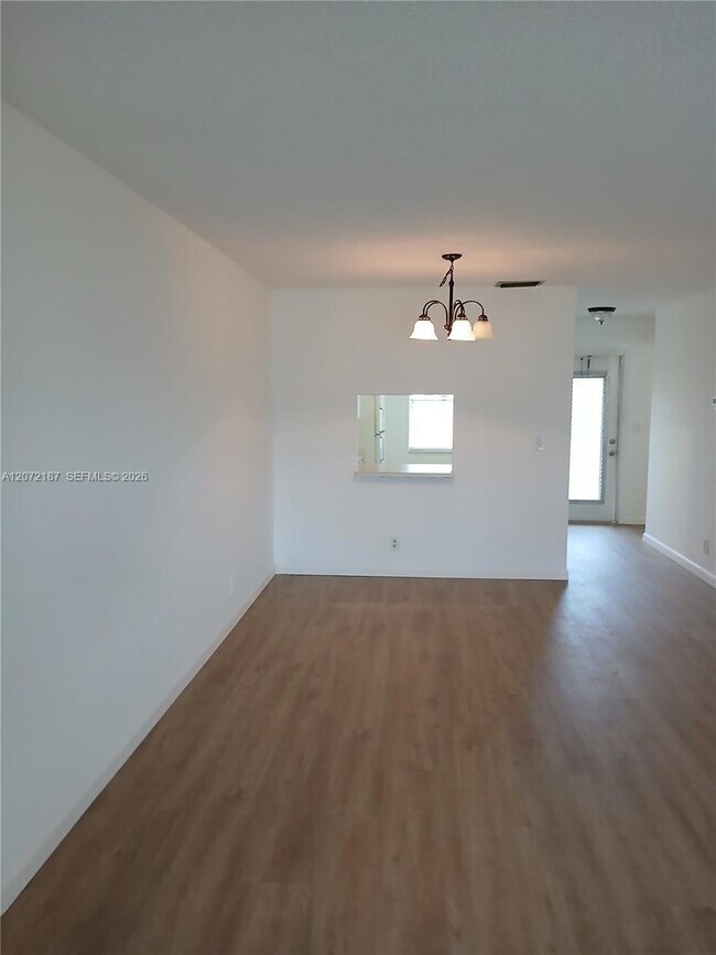 Building Photo - 302 Lake Evelyn Dr