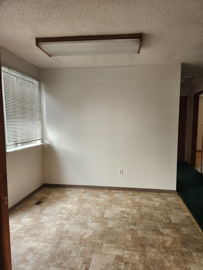 Building Photo - b1810