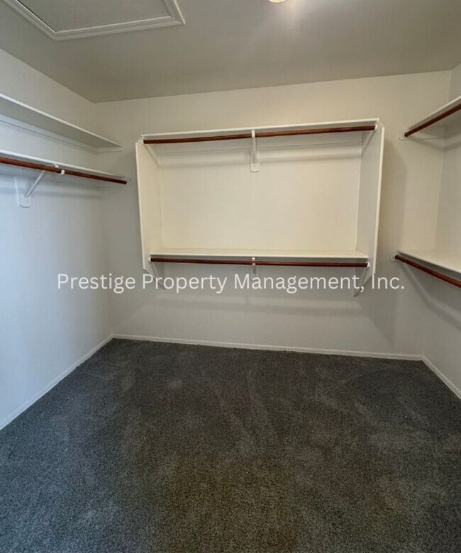 Building Photo - Stunning East Side 3-bedroom 2-bathroom Ho...