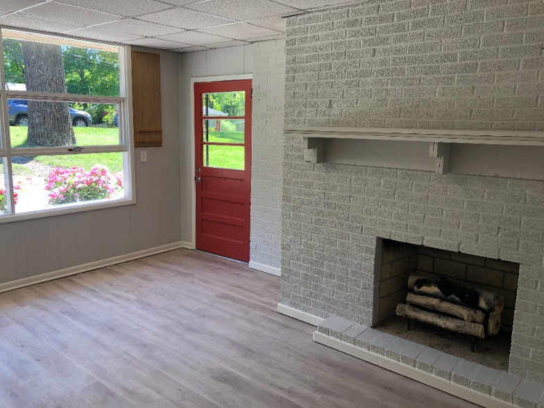 Building Photo - 1104 Lynmoor Dr NE