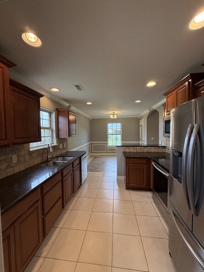 Building Photo - Great Outdoor Living Space / 4BR with 3 Ca...