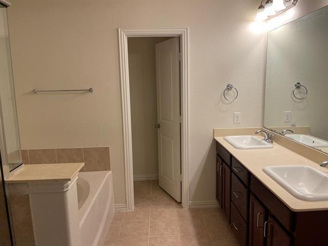Building Photo - 2824 Castle Creek Dr