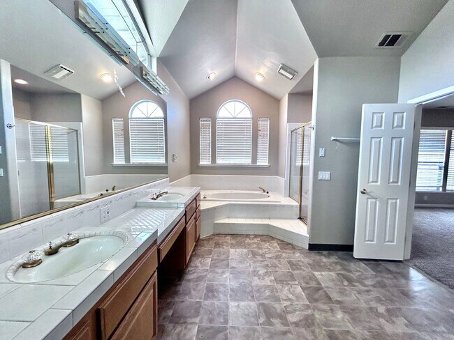 Building Photo - 5 Bedroom Home with a POOL in Folsom