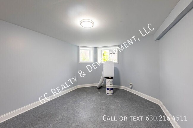 Building Photo - 6433 S Vernon Ave