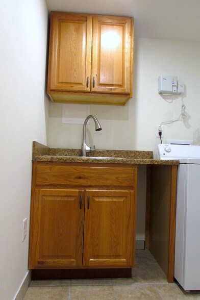 Kitchen sink/granite counters - 8 Templar Ct