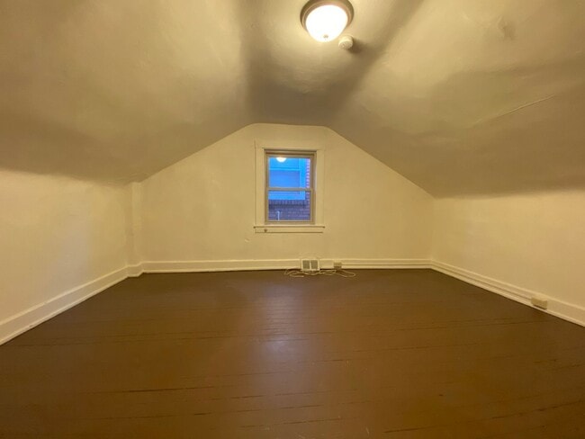 Building Photo - Updated 3 BR Apartment in Fantastic Squirrel Hill Location! CALL TODAY!