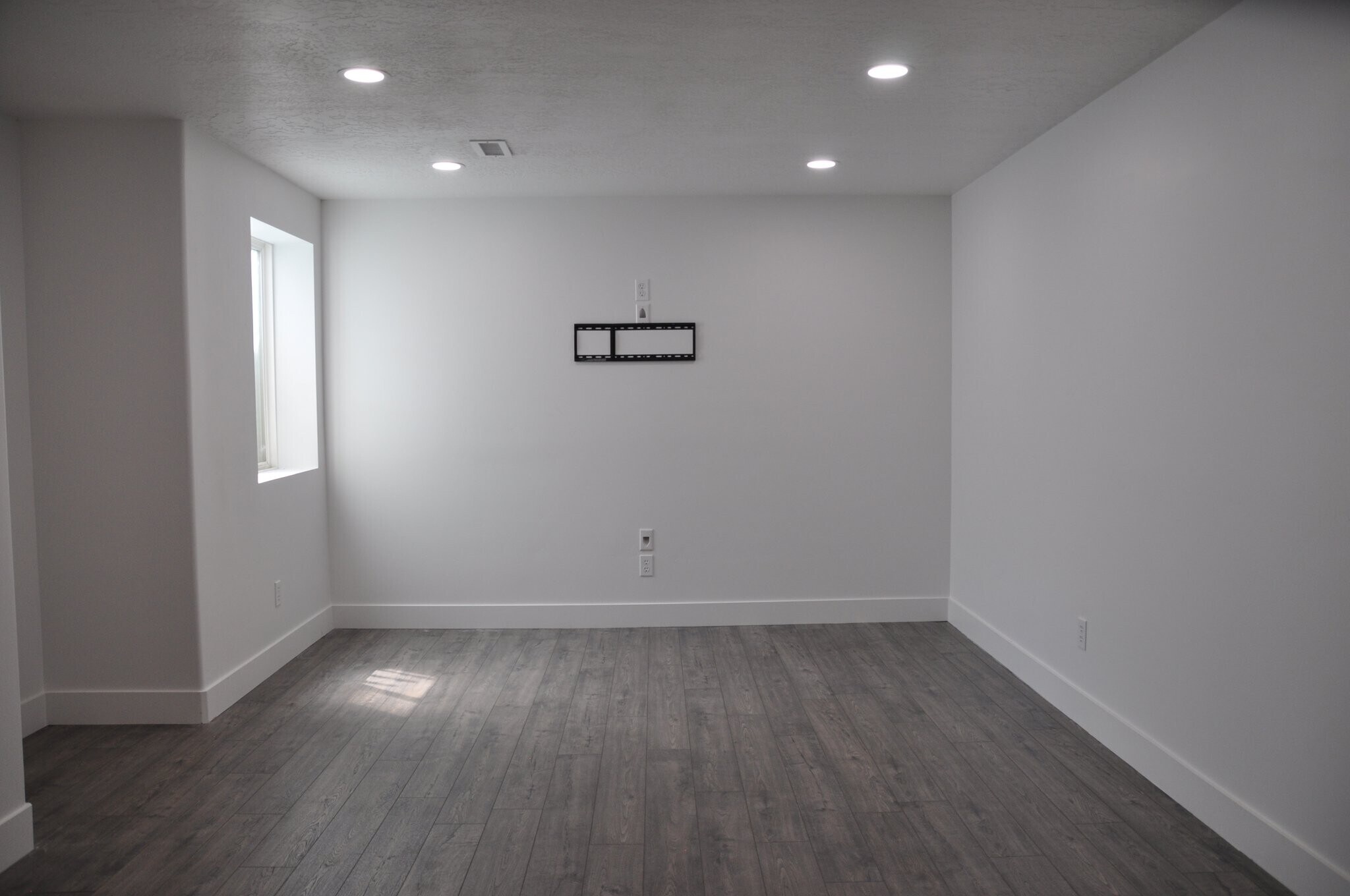 Building Photo - 752 Village Way N