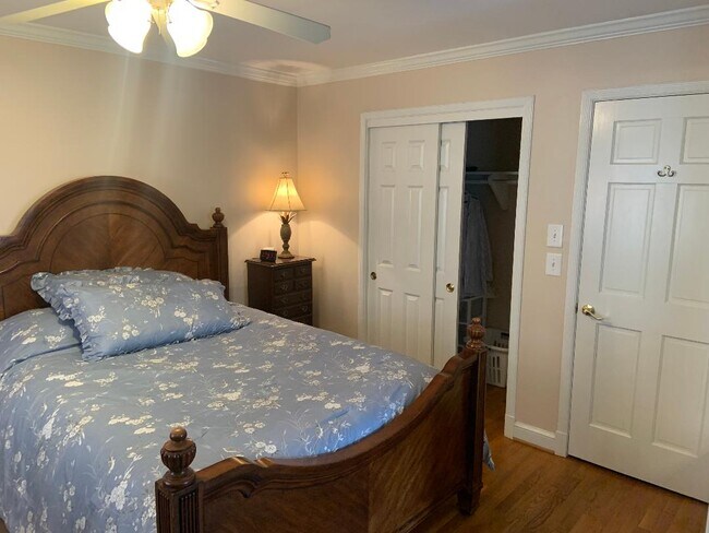 Closet with Queen size bed - 5804 Searl Ter