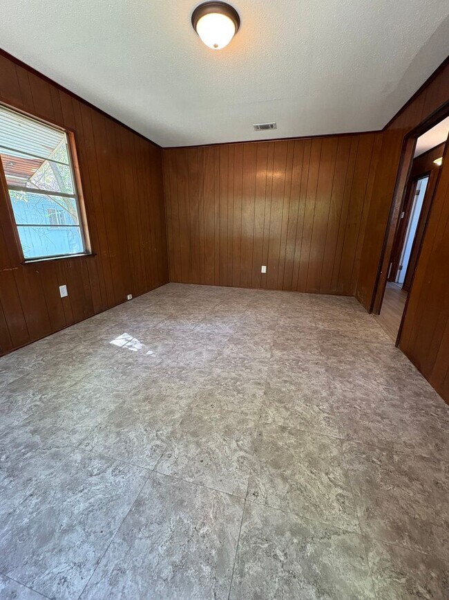 Building Photo - Cozy 3 bedroom/1 bath house!