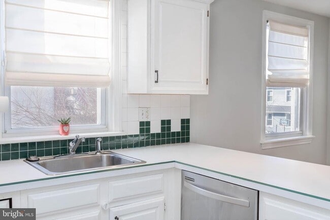 Building Photo - 209 Elm Ave