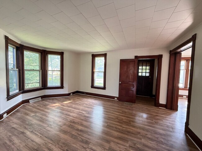 Building Photo - 306 N Elm Ave