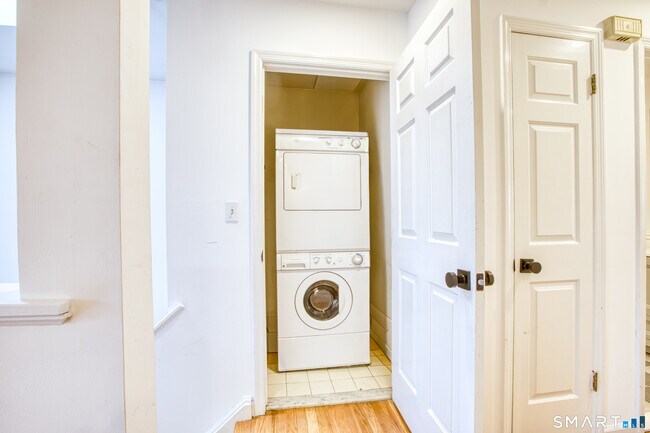 Building Photo - 51 Old Kings Hwy