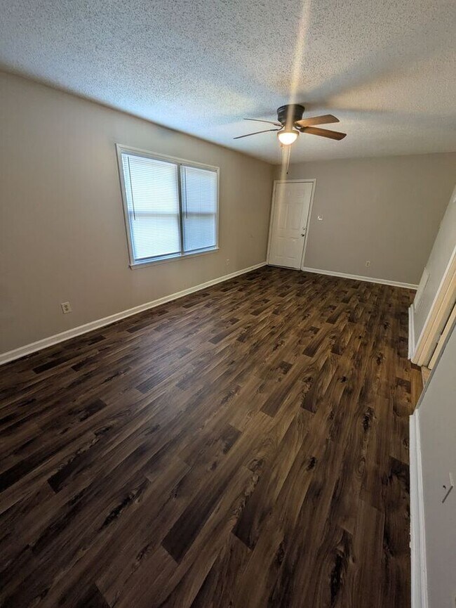 Building Photo - Lower Level 1BD/1BA Apartment in Westmont Apartments