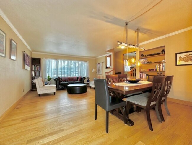 Building Photo - Beautiful / Spacious 3 Bed 3 Bath Ranch Style Single Family Home!