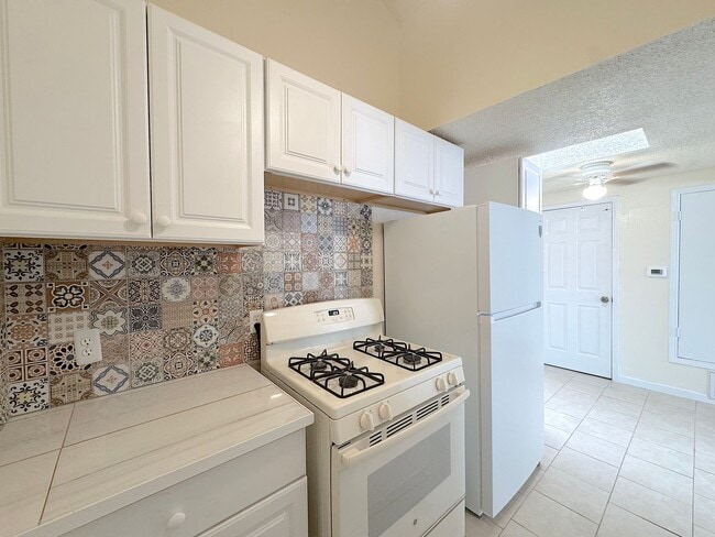 Building Photo - Refrig A/C 2bed/2bath Duplex with Bonus Room!