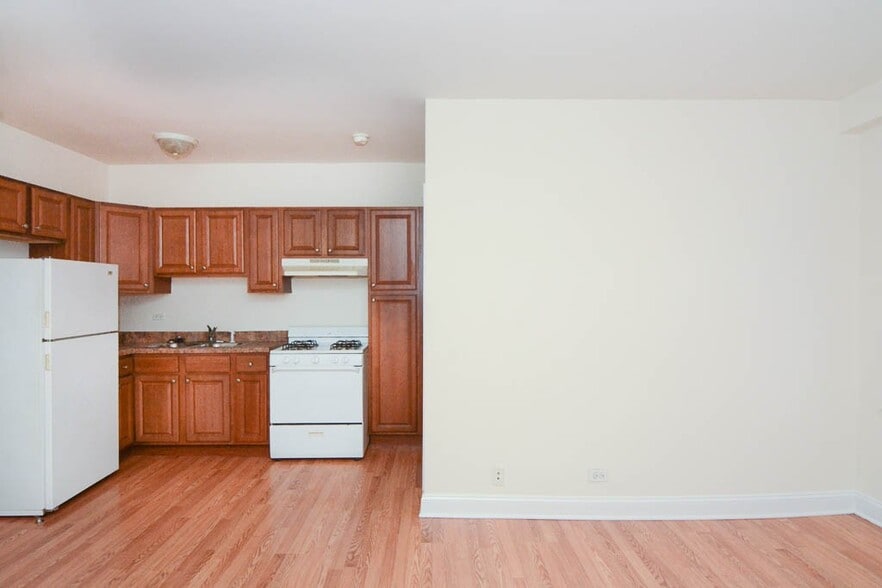 Building Photo - 2600 N Kimball Ave