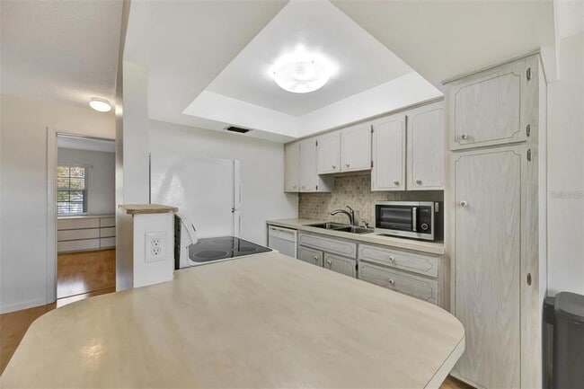 Building Photo - 650 Pinellas Point Dr S