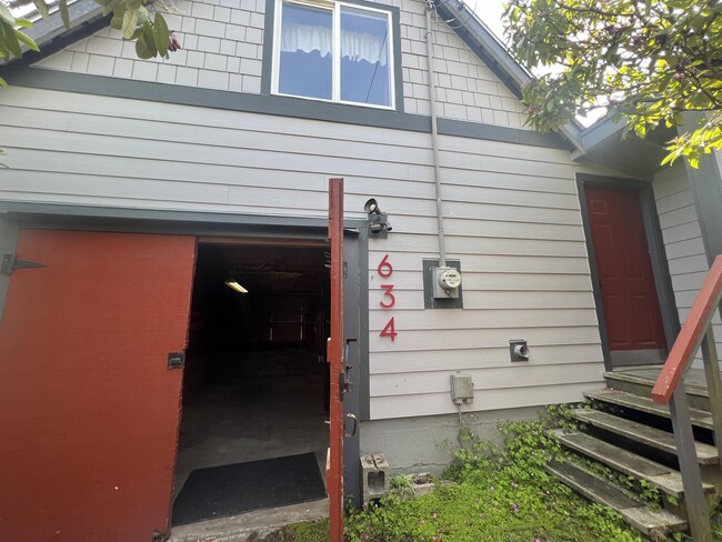 Building Photo - 634 NW Lee St