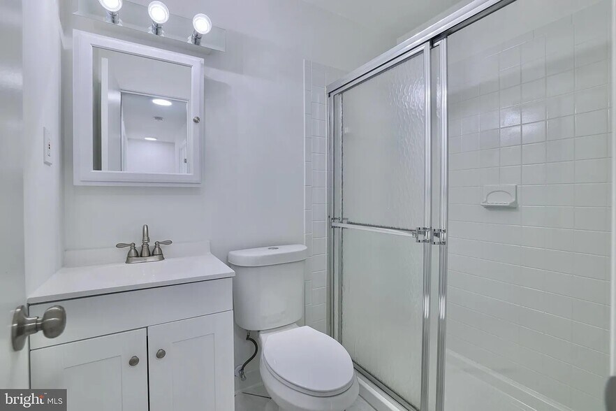 Full bath - 5952 Westchester Park Dr