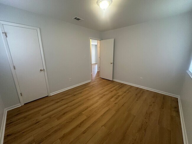 Building Photo - Pet Friendly 2 Bedroom, 1 Bath Duplex Located in the Center of Wilmington