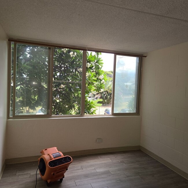 Building Photo - Freshly Painted 2 Bedroom Harbor Lights Co...