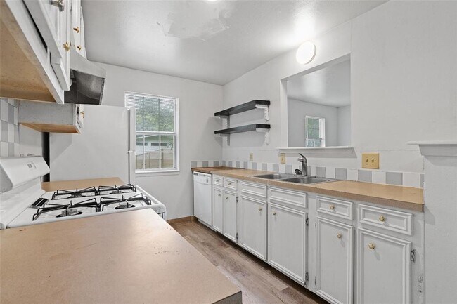 Building Photo - 1304 Delano St