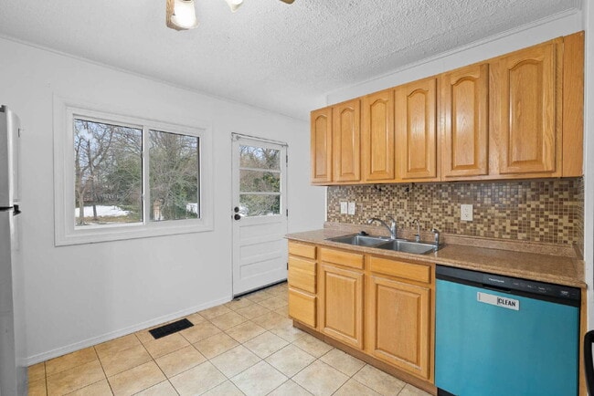 Building Photo - Spacious Single-Family Home with Versatile Living Spaces