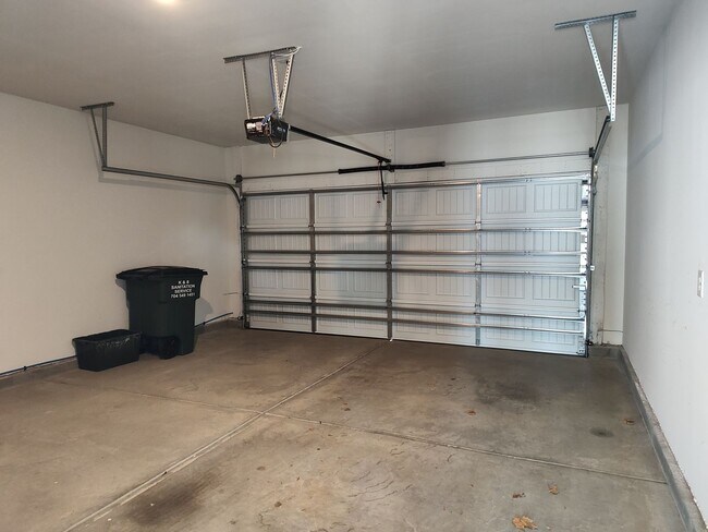 Building Photo - Beautiful 3 bedroom, 2.5 bathroom townhome in Belterra!