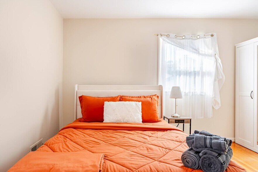 Building Photo - 7527 Fairwood Ln