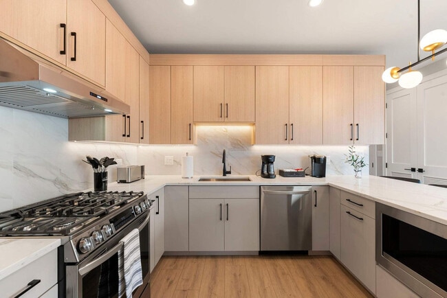 Building Photo - 2344 W Polk St