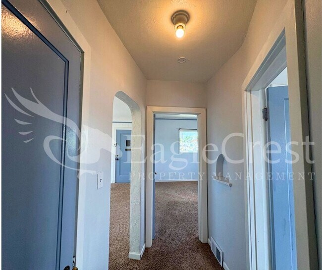Building Photo - Charming 2-Bedroom Home with Modern Finishes & Open Yard