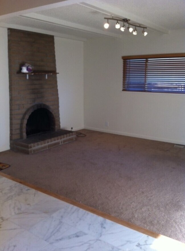 Building Photo - 3202 Isadora Dr