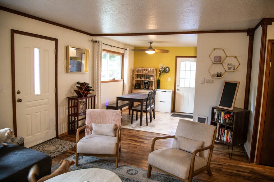 Building Photo - 6647 N Astor St