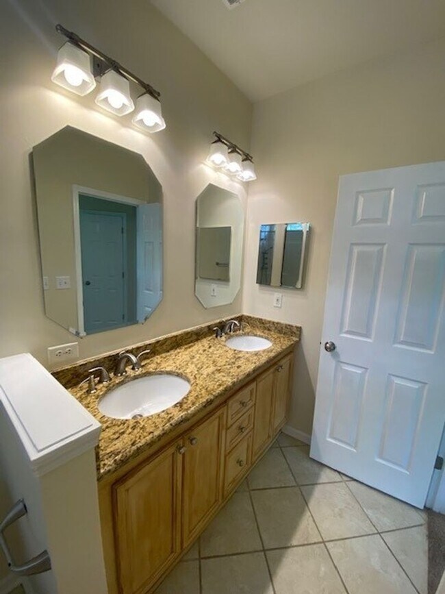 Building Photo - Welcome to this stunning 3-bedroom, 2-bath...