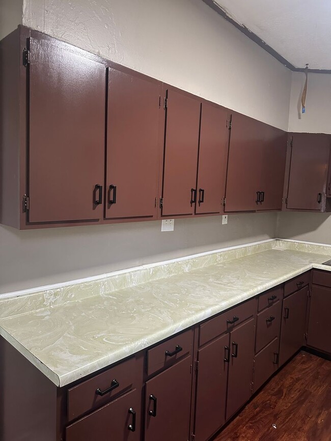 Building Photo - 636 N Oakland Ave