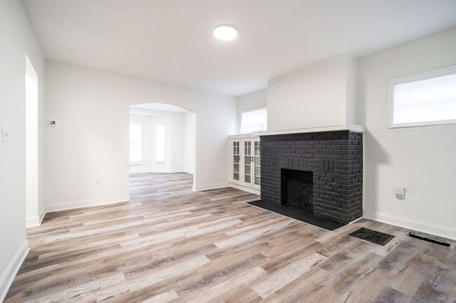 Building Photo - 210 Brehl Ave